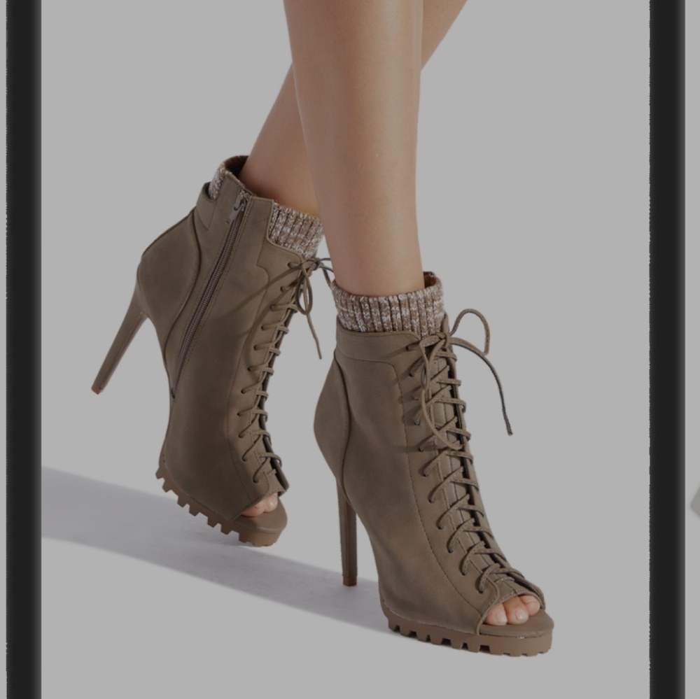 NEW Taupe Bootie (shoedazzle)